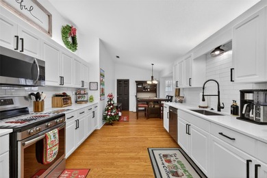 Well-maintained and updated Extended Palm II model in Del Webb on Eagle Ridge At Spruce Creek Country Club in Florida - for sale on GolfHomes.com, golf home, golf lot