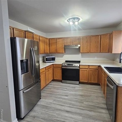 Want golf course living? This is it. This spacious 3 bed on The Links At Crystal Lake in Michigan - for sale on GolfHomes.com, golf home, golf lot