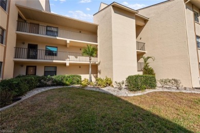 MOTIVATED SELLER!!  GOLF COURSE/LAKE VIEW! This 2 bed + den, 2 on Cross Creek Country Club in Florida - for sale on GolfHomes.com, golf home, golf lot