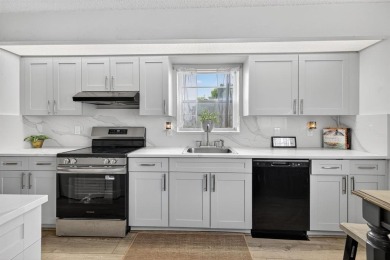 Abacos - 2 Bed, 2 Bath Evergreen Corner Unit
Bright and airy on Wynmoor Golf Course in Florida - for sale on GolfHomes.com, golf home, golf lot