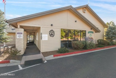 Welcome to your stunning remodeled 1-bedroom, 1-bathroom condo on Continental Country Club in Arizona - for sale on GolfHomes.com, golf home, golf lot