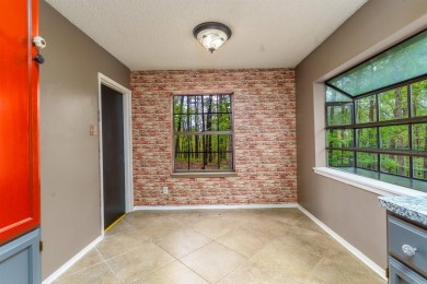 Welcome to 106 Tam O'Shanter Court -- a charming 2-bedroom on Diamondhead Golf and Country Club in Arkansas - for sale on GolfHomes.com, golf home, golf lot