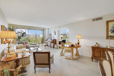 :Welcome home to Palm Aire. This 2 bedrooms, 2 bath unit, with a on Palm-Aire Country Club and Resort - The Oaks in Florida - for sale on GolfHomes.com, golf home, golf lot