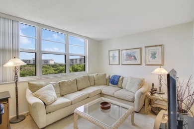 :Welcome home to Palm Aire. This 2 bedrooms, 2 bath unit, with a on Palm-Aire Country Club and Resort - The Oaks in Florida - for sale on GolfHomes.com, golf home, golf lot