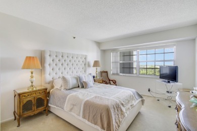 :Welcome home to Palm Aire. This 2 bedrooms, 2 bath unit, with a on Palm-Aire Country Club and Resort - The Oaks in Florida - for sale on GolfHomes.com, golf home, golf lot
