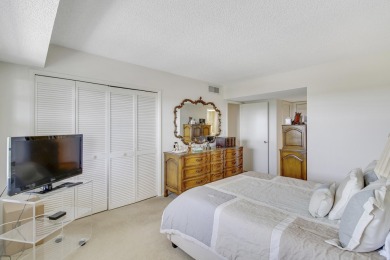 :Welcome home to Palm Aire. This 2 bedrooms, 2 bath unit, with a on Palm-Aire Country Club and Resort - The Oaks in Florida - for sale on GolfHomes.com, golf home, golf lot