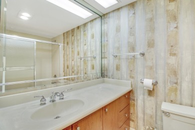 :Welcome home to Palm Aire. This 2 bedrooms, 2 bath unit, with a on Palm-Aire Country Club and Resort - The Oaks in Florida - for sale on GolfHomes.com, golf home, golf lot