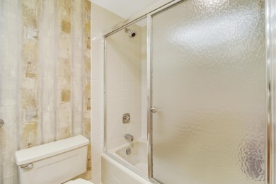 :Welcome home to Palm Aire. This 2 bedrooms, 2 bath unit, with a on Palm-Aire Country Club and Resort - The Oaks in Florida - for sale on GolfHomes.com, golf home, golf lot