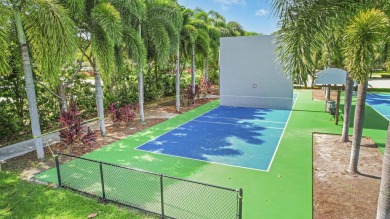 :Welcome home to Palm Aire. This 2 bedrooms, 2 bath unit, with a on Palm-Aire Country Club and Resort - The Oaks in Florida - for sale on GolfHomes.com, golf home, golf lot