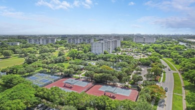 :Welcome home to Palm Aire. This 2 bedrooms, 2 bath unit, with a on Palm-Aire Country Club and Resort - The Oaks in Florida - for sale on GolfHomes.com, golf home, golf lot