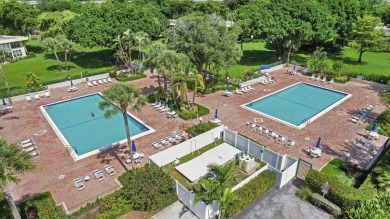 :Welcome home to Palm Aire. This 2 bedrooms, 2 bath unit, with a on Palm-Aire Country Club and Resort - The Oaks in Florida - for sale on GolfHomes.com, golf home, golf lot