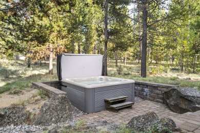 Welcome to effortless luxury and timeless design in this on Sunriver Caldera Springs Golf Course in Oregon - for sale on GolfHomes.com, golf home, golf lot