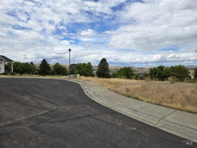 One of the last building lots available on the street in this on Lewiston Golf and Country Club in Idaho - for sale on GolfHomes.com, golf home, golf lot