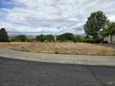 One of the last building lots available on the street in this on Lewiston Golf and Country Club in Idaho - for sale on GolfHomes.com, golf home, golf lot