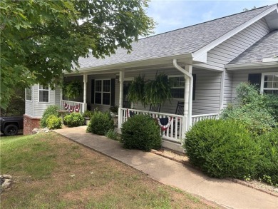 This beautifully updated and maintained 3-bedroom, 2  1/2  -bath on Holiday Island Executive Golf Course in Arkansas - for sale on GolfHomes.com, golf home, golf lot
