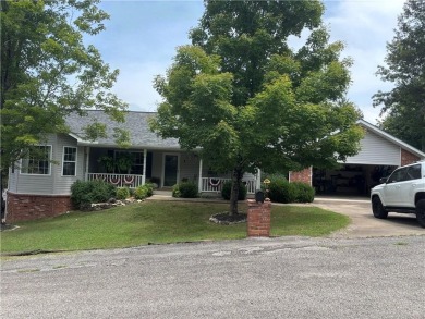 This beautifully updated and maintained 3-bedroom, 2  1/2  -bath on Holiday Island Executive Golf Course in Arkansas - for sale on GolfHomes.com, golf home, golf lot