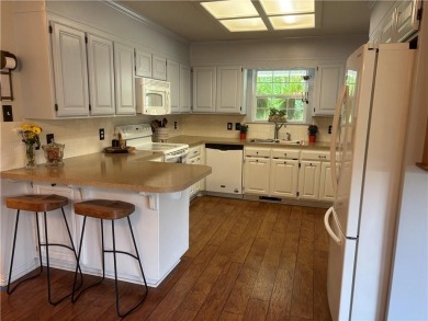 This beautifully updated and maintained 3-bedroom, 2  1/2  -bath on Holiday Island Executive Golf Course in Arkansas - for sale on GolfHomes.com, golf home, golf lot