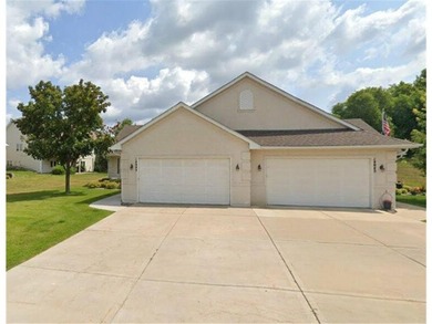 Meticulously maintained 4 bed 3 bath townhome in Sterling South on The Wilds Golf Club in Minnesota - for sale on GolfHomes.com, golf home, golf lot