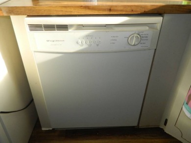 1985 Ventura 26x48 has been updated with double pane windows on Grasslands Golf and Country Club in Florida - for sale on GolfHomes.com, golf home, golf lot