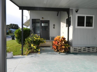 1985 Ventura 26x48 has been updated with double pane windows on Grasslands Golf and Country Club in Florida - for sale on GolfHomes.com, golf home, golf lot
