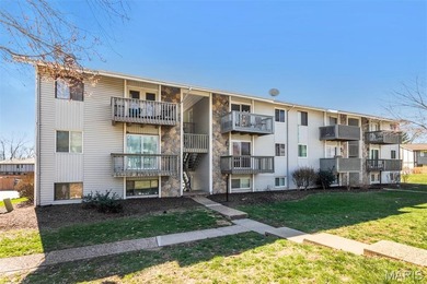Wonderful Lake St. Louis Condo! Enter into the spacious living on Lake Saint Louis Par 3 in Missouri - for sale on GolfHomes.com, golf home, golf lot