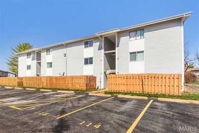 Wonderful Lake St. Louis Condo! Enter into the spacious living on Lake Saint Louis Par 3 in Missouri - for sale on GolfHomes.com, golf home, golf lot