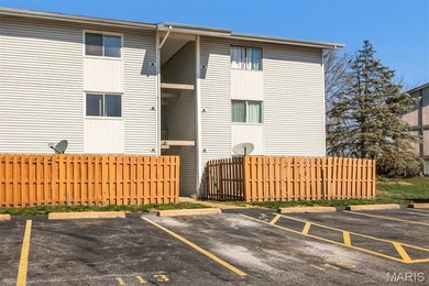 Wonderful Lake St. Louis Condo! Enter into the spacious living on Lake Saint Louis Par 3 in Missouri - for sale on GolfHomes.com, golf home, golf lot