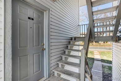 Wonderful Lake St. Louis Condo! Enter into the spacious living on Lake Saint Louis Par 3 in Missouri - for sale on GolfHomes.com, golf home, golf lot