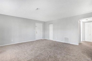 Wonderful Lake St. Louis Condo! Enter into the spacious living on Lake Saint Louis Par 3 in Missouri - for sale on GolfHomes.com, golf home, golf lot