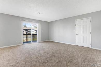 Wonderful Lake St. Louis Condo! Enter into the spacious living on Lake Saint Louis Par 3 in Missouri - for sale on GolfHomes.com, golf home, golf lot