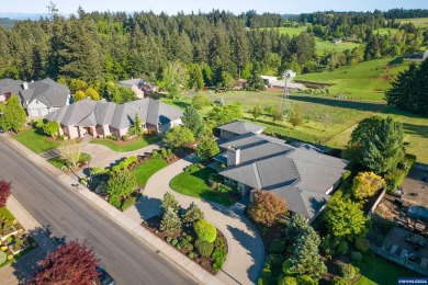 Welcome to Sahalee, where luxury meets functionality. Enjoy on Creekside Golf Course in Oregon - for sale on GolfHomes.com, golf home, golf lot