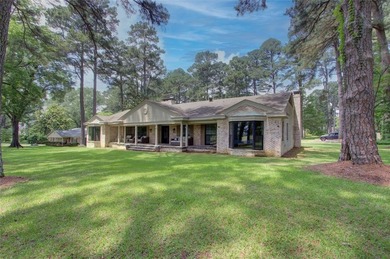 Luxurious brick home on the prestigious Texarkana Country Club on Texarkana Golf and Country Club in Arkansas - for sale on GolfHomes.com, golf home, golf lot