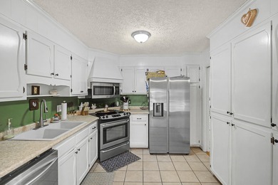 Welcome home to 29 Woodhill Place, tucked away on a quiet street on Houndslake Country Club in South Carolina - for sale on GolfHomes.com, golf home, golf lot