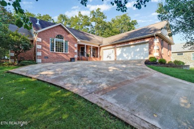 WOW! Looking for PERFECTION?! This elegant ranch home is located on Heatherhurst Golf Course in Tennessee - for sale on GolfHomes.com, golf home, golf lot
