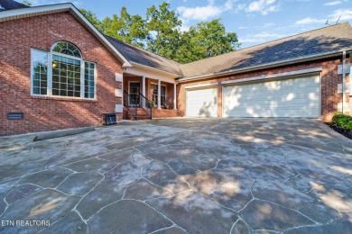 WOW! Looking for PERFECTION?! This elegant ranch home is located on Heatherhurst Golf Course in Tennessee - for sale on GolfHomes.com, golf home, golf lot