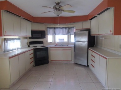 Come live the Florida lifestyle in this cozy, 1 bedroom, 1.5 on Island Dunes Country Club in Florida - for sale on GolfHomes.com, golf home, golf lot