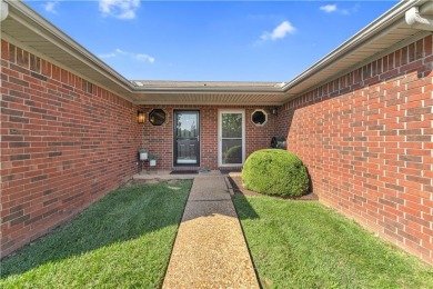 Completely remodeled and move-in ready! Stunning Condo nestled on Pinnacle Country Club in Arkansas - for sale on GolfHomes.com, golf home, golf lot