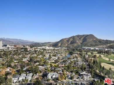 Welcome to a modern architectural masterpiece in the heart of on Lakeside Golf Club in California - for sale on GolfHomes.com, golf home, golf lot