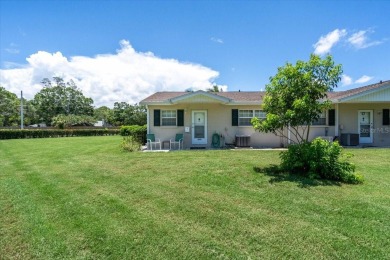 Your Florida getaway awaits! Do not miss out on this END UNIT in on Rolling Green Golf Course in Florida - for sale on GolfHomes.com, golf home, golf lot