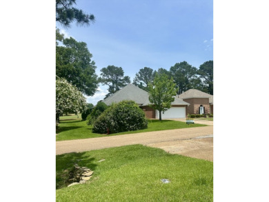 Welcome to this beautifully laid-out 2-bedroom, 2-bathroom home on Colonial Country Club Deerfield in Mississippi - for sale on GolfHomes.com, golf home, golf lot