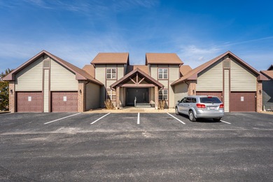 WOW, Look at this Very well-maintained, Cozy FULLY FURNISHED on Ledgestone Country Club and Golf Course in Missouri - for sale on GolfHomes.com, golf home, golf lot