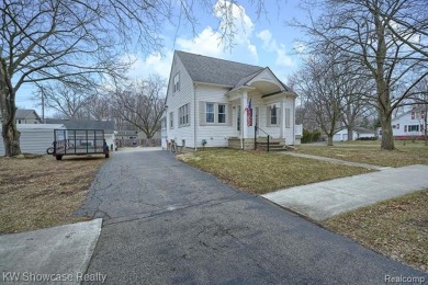 BEAUTIFUL 3 BEDROOM 2 FULL BATH BUNGALOW ON 3 LOTS CLOSE THE THE on Pontiac Country Club in Michigan - for sale on GolfHomes.com, golf home, golf lot