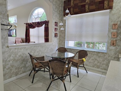 Beautiful 3br/3 house with a private yard overlooking a lake and on  in Florida - for sale on GolfHomes.com, golf home, golf lot