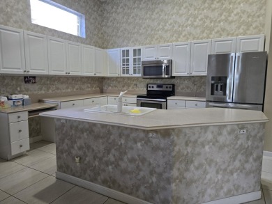 Beautiful 3br/3 house with a private yard overlooking a lake and on  in Florida - for sale on GolfHomes.com, golf home, golf lot