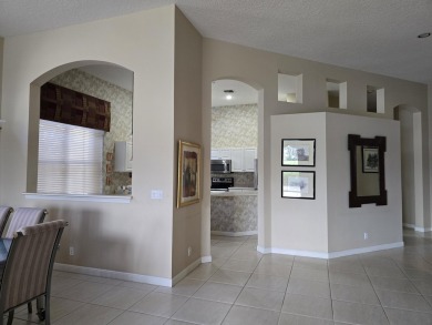 Beautiful 3br/3 house with a private yard overlooking a lake and on  in Florida - for sale on GolfHomes.com, golf home, golf lot