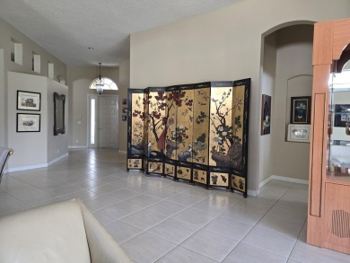Beautiful 3br/3 house with a private yard overlooking a lake and on  in Florida - for sale on GolfHomes.com, golf home, golf lot