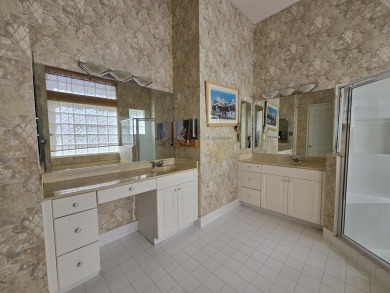 Beautiful 3br/3 house with a private yard overlooking a lake and on  in Florida - for sale on GolfHomes.com, golf home, golf lot
