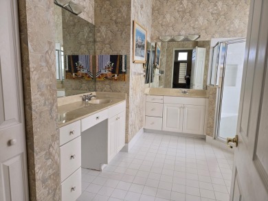 Beautiful 3br/3 house with a private yard overlooking a lake and on  in Florida - for sale on GolfHomes.com, golf home, golf lot