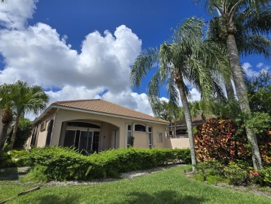 Beautiful 3br/3 house with a private yard overlooking a lake and on  in Florida - for sale on GolfHomes.com, golf home, golf lot
