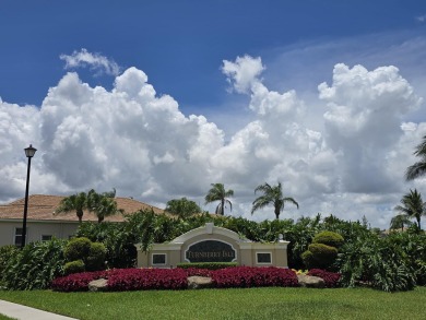 Beautiful 3br/3 house with a private yard overlooking a lake and on  in Florida - for sale on GolfHomes.com, golf home, golf lot
